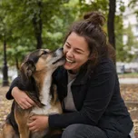 Junge Frau spielt im Park mit ihrem Hund